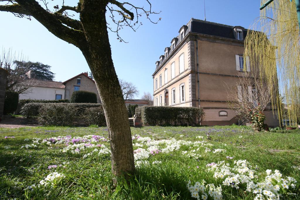 Le Clos Des Noyers Bed & Breakfast Combronde Exterior photo